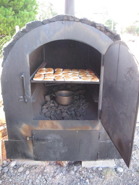 horno metal piedras volcanicas