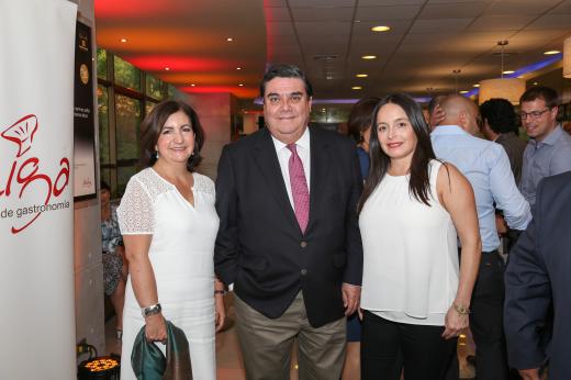 Lorena_Ferreiro__Alberto_Salas_presidente_de_CPC_y_P_a_Barros_subdirectora_de_Eventos_y_Marketing_Pro_Chile.jpg